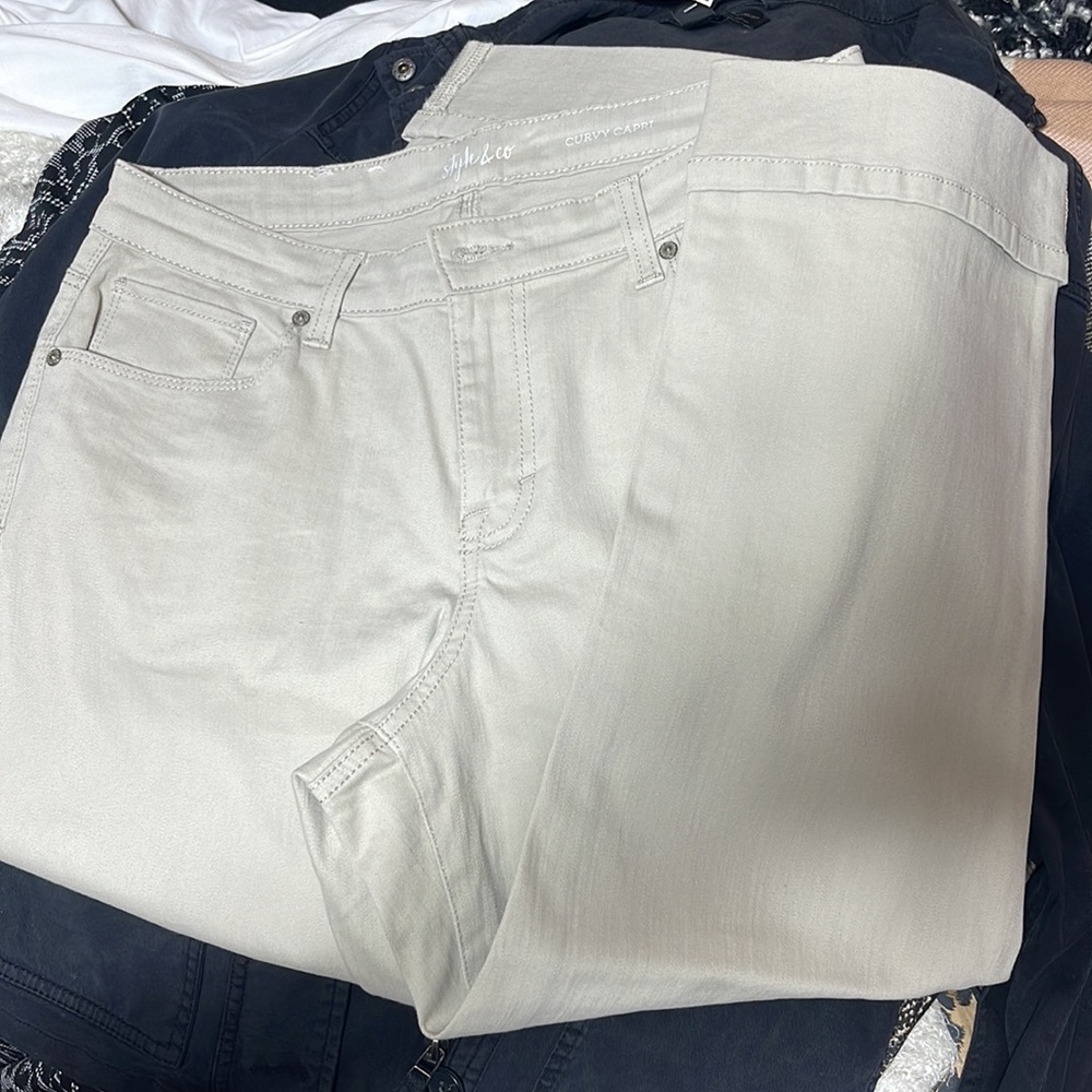 Curvy Capri - Picture 2 of 2